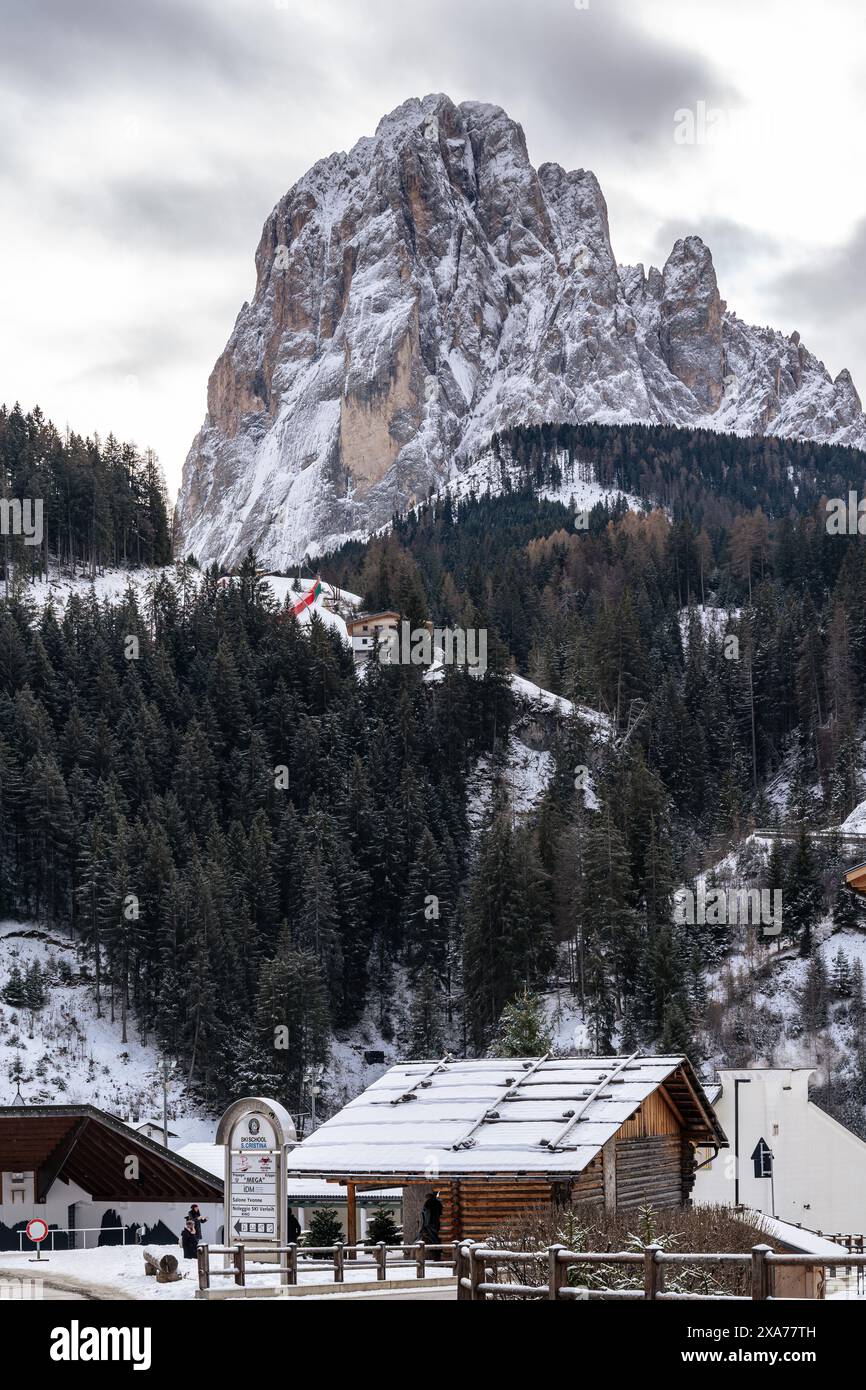 Une station de ski située contre la majestueuse montagne Sassolungo, Alto-Adige, Italie Banque D'Images