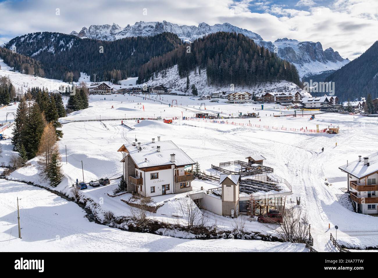Paysage enneigé à Selva di Val Gardena, niché parmi les montagnes imposantes des Dolomites, avec des bâtiments blancs visibles Banque D'Images
