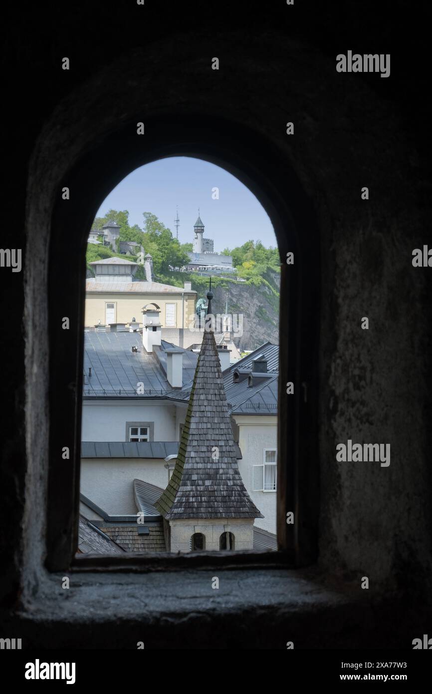 Vue du Musée d'Art moderne sur la Mönchsberg depuis les catacombes, Salzbourg, Autriche, Europe Banque D'Images