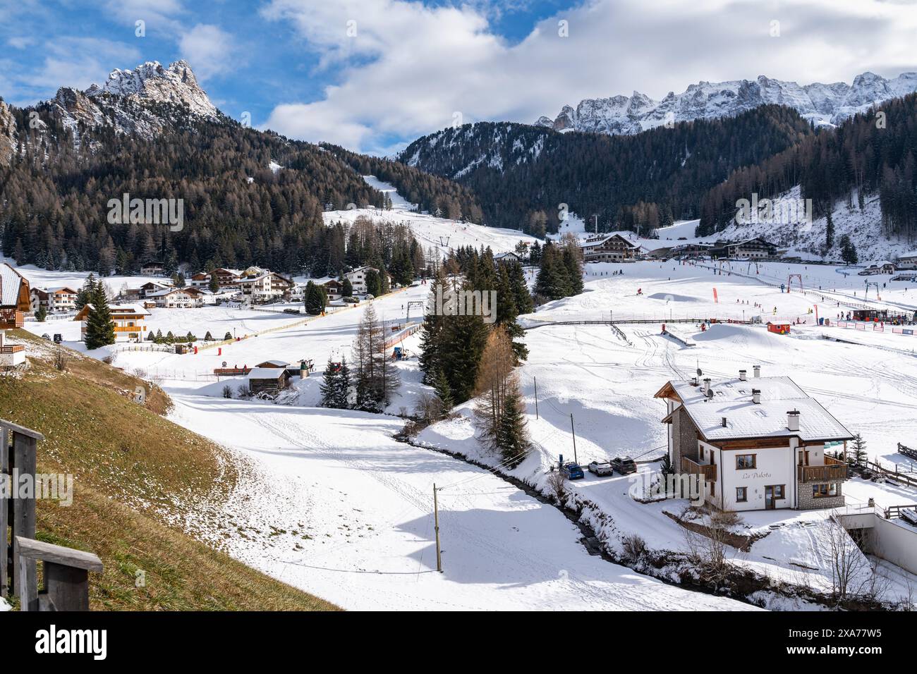 Paysage enneigé à Selva di Val Gardena, niché parmi les montagnes imposantes des Dolomites, Haut Adige, Italie Banque D'Images