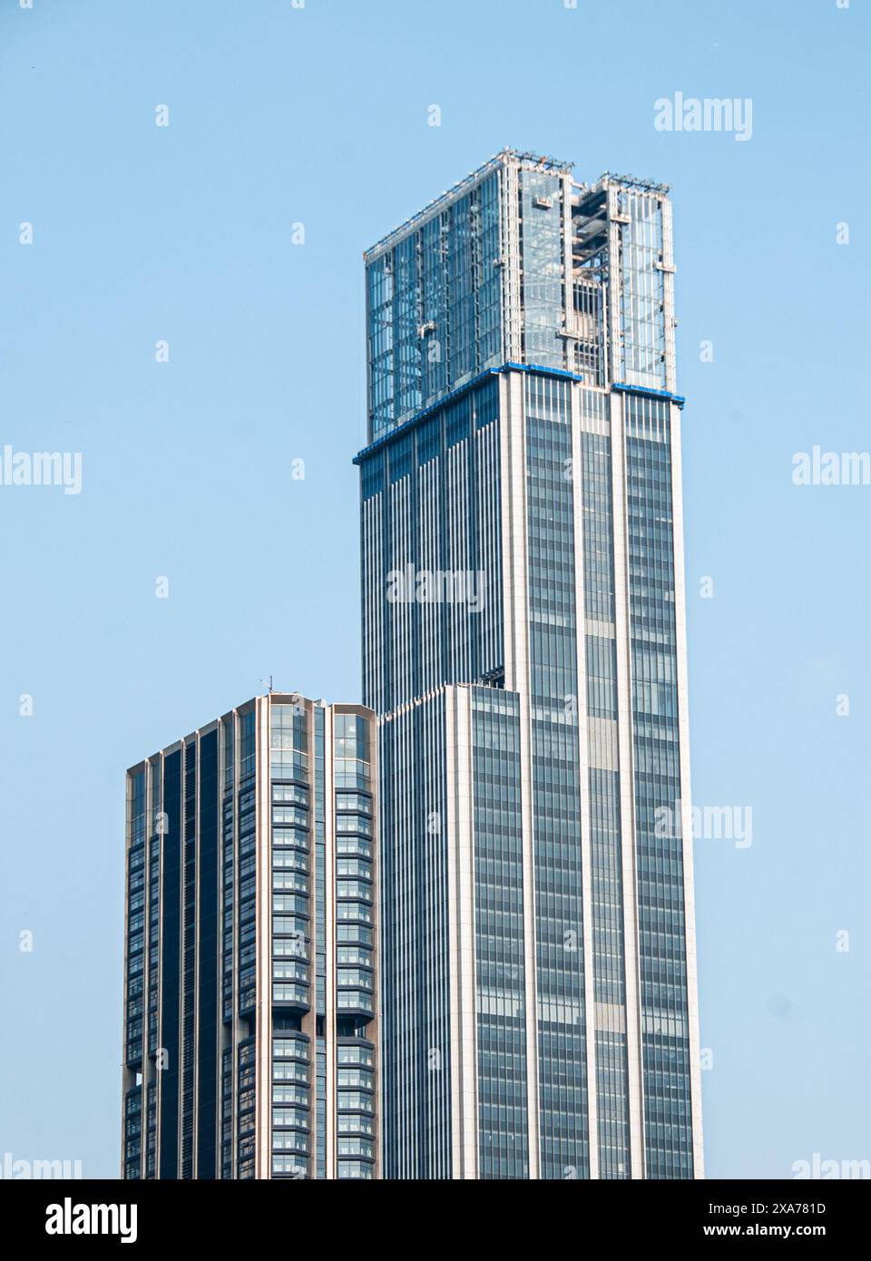 Deux gratte-ciel en bord de mer en milieu urbain Banque D'Images