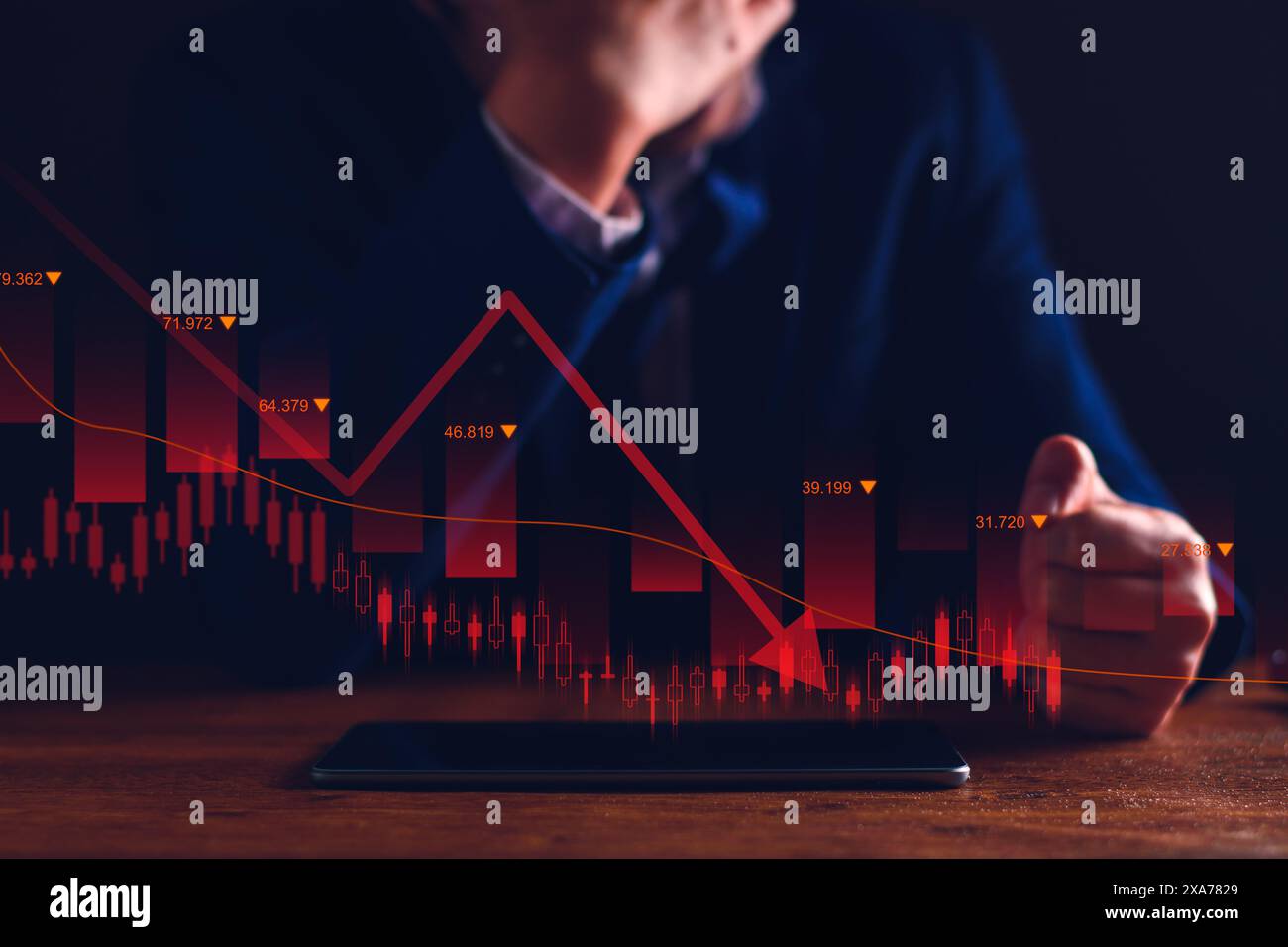 Les valeurs des propriétés sont en baisse constante. Homme d'affaires malheureux, ralentissement des affaires. les actions des entreprises chutent en valeur, la crise économique, le ralentissement de l'économie mondiale Banque D'Images