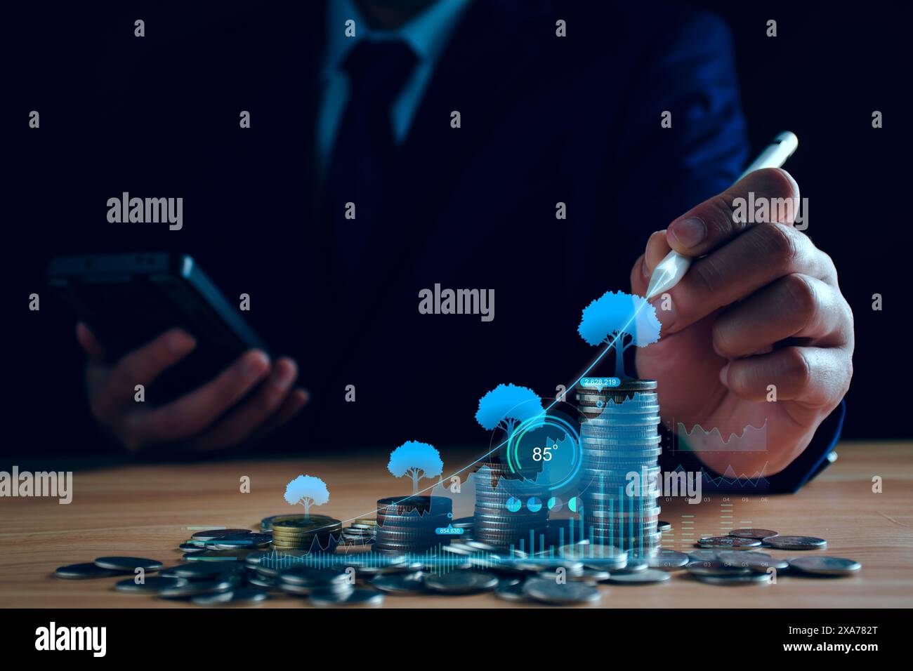 Concept de trading de fonds. Les taux d'intérêt continuent d'augmenter. Homme d'affaires planifiant des investissements à long terme, les affaires continuent de croître, volati de marché boursier Banque D'Images