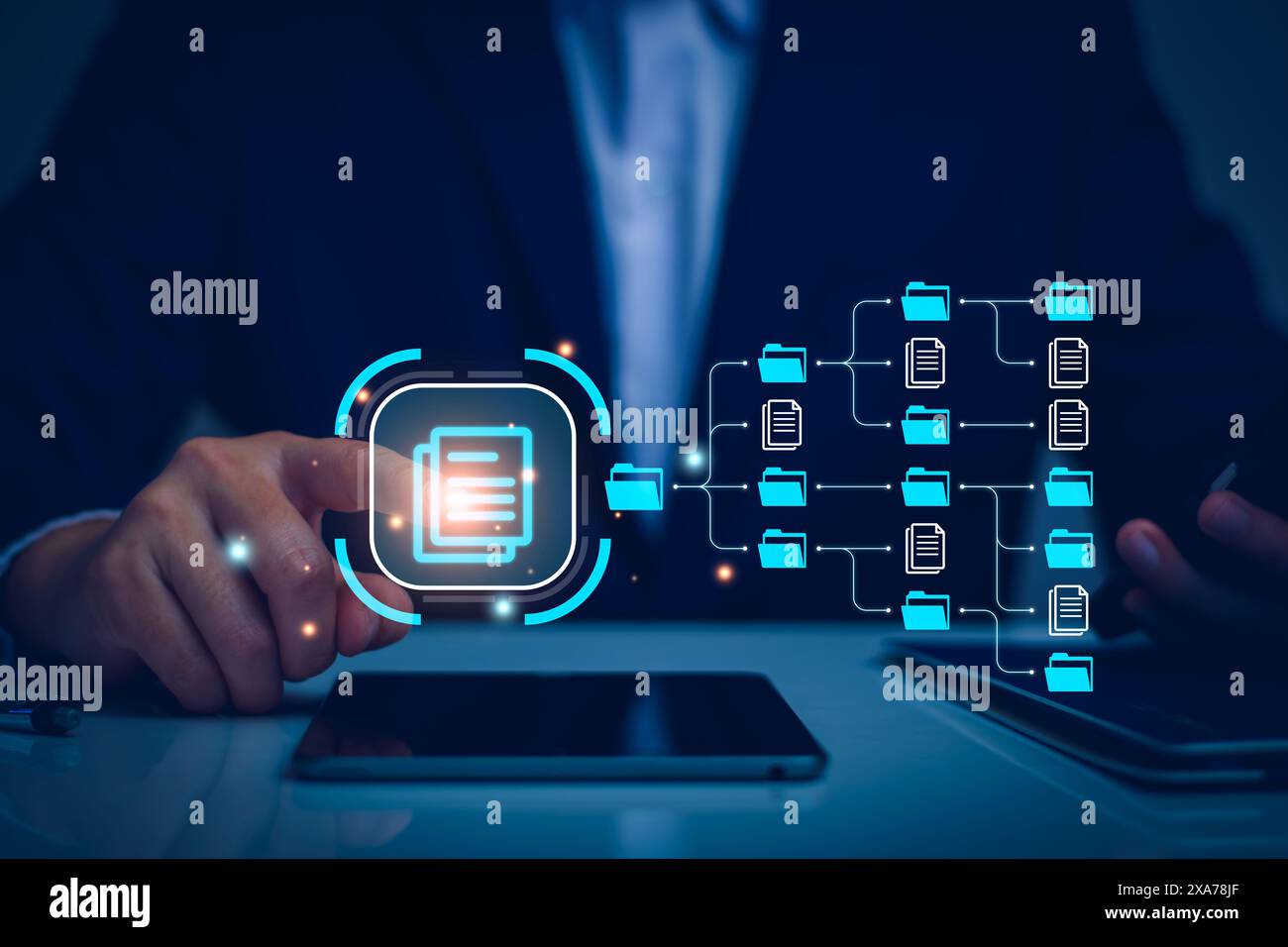 Système de gestion des documents, DMS et technologie d'automatisation des systèmes de processus métier. Touchez l'icône du document sur l'écran virtuel. Données de stockage de fichiers Banque D'Images