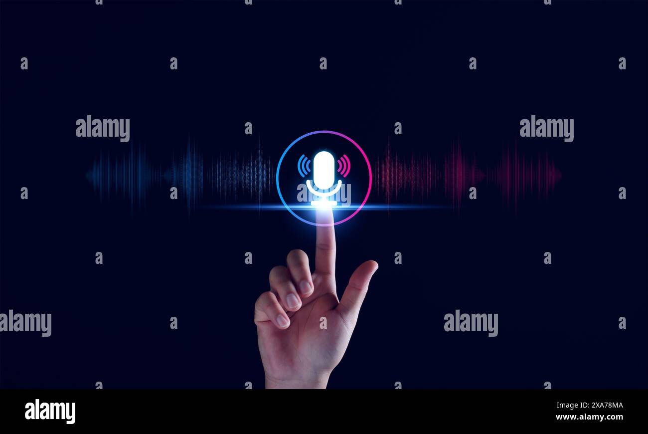 Enregistrement vocal. Homme touchant l'icône du microphone sur le téléphone intelligent. Application mobile enregistrez du son, de l'audio, de la musique, des messages vocaux. Ou utilisez votre voix pour direc Banque D'Images