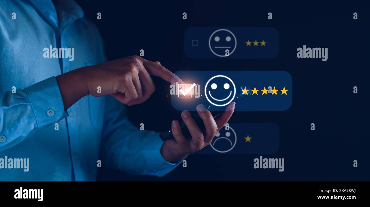 Service à la clientèle et satisfaction, homme d'affaires donnant satisfaction de rétroaction. Avis positif de cinq étoiles. Sondages de satisfaction des clients, bon, cinq étoiles Banque D'Images