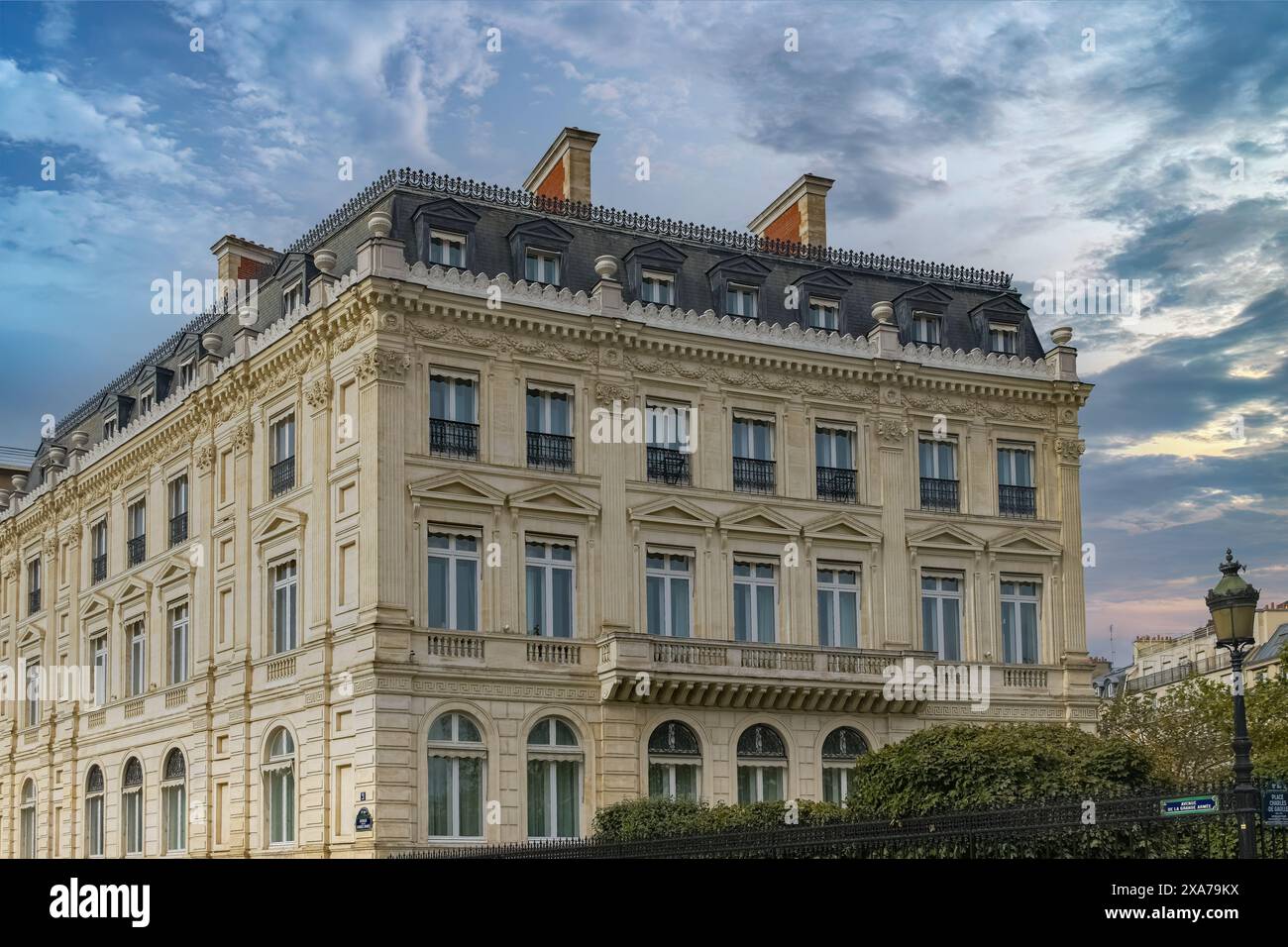 Extérieur d'un bâtiment historique dans le luxueux quartier de Charles-de-Gaulle à Paris, France Banque D'Images