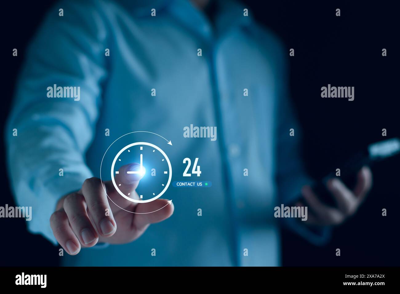 Contactez-nous concept. Homme d'affaires consultant les clients qui nous contactent, service de centre d'appels, service de conseil à la clientèle, email, hotline, conta. d'affaires Banque D'Images