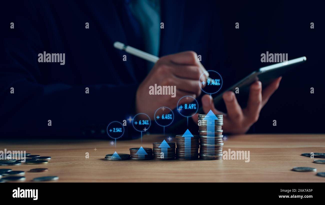 Concept de trading de fonds. Les taux d'intérêt continuent d'augmenter. Homme d'affaires planifiant des investissements à long terme, les affaires continuent de croître, volati de marché boursier Banque D'Images