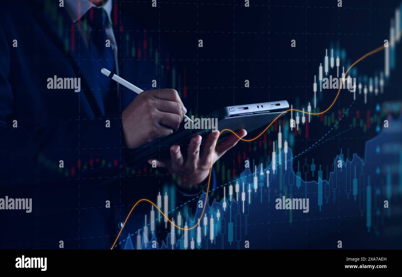 Marché boursier ou graphique de trading forex et graphique de chandelier approprié pour le concept d'investissement financier. Homme d'affaires analysant les tendances de l'économie contexte f Banque D'Images