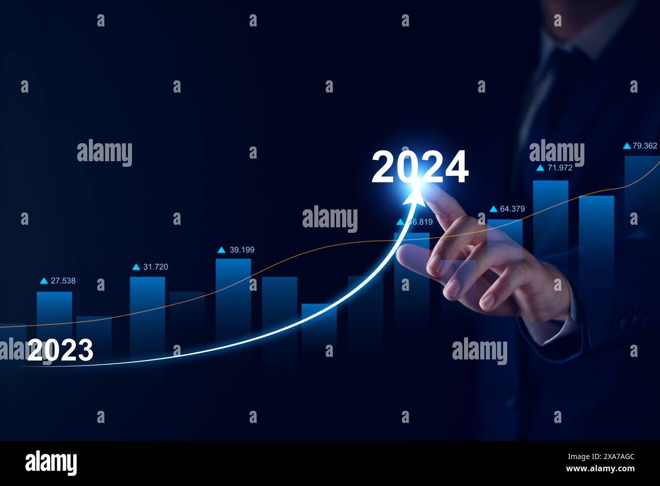 Analyse d'homme d'affaires rentabilité des entreprises actives avec des graphiques numériques de réalité augmentée, indicateurs positifs en 2024, l'homme d'affaires calcule f Banque D'Images