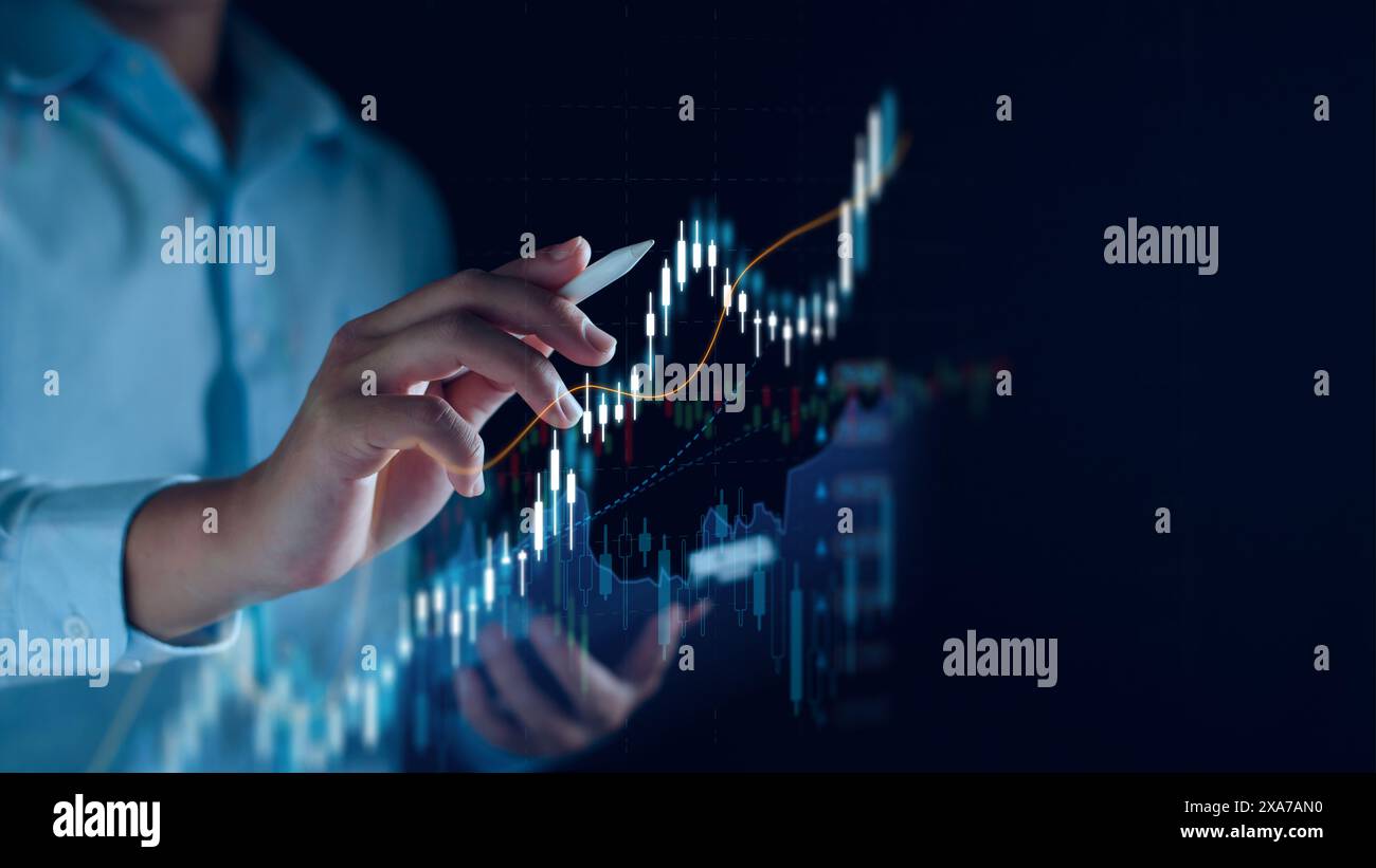 Marché boursier ou graphique de trading forex et graphique de chandelier approprié pour le concept d'investissement financier. Homme d'affaires analysant les tendances de l'économie contexte f Banque D'Images