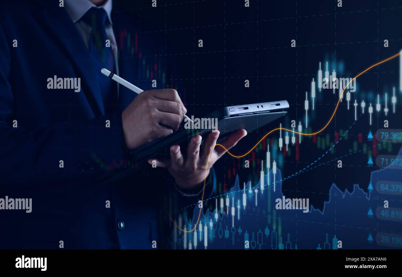 Marché boursier ou graphique de trading forex et graphique de chandelier approprié pour le concept d'investissement financier. Homme d'affaires analysant les tendances de l'économie contexte f Banque D'Images