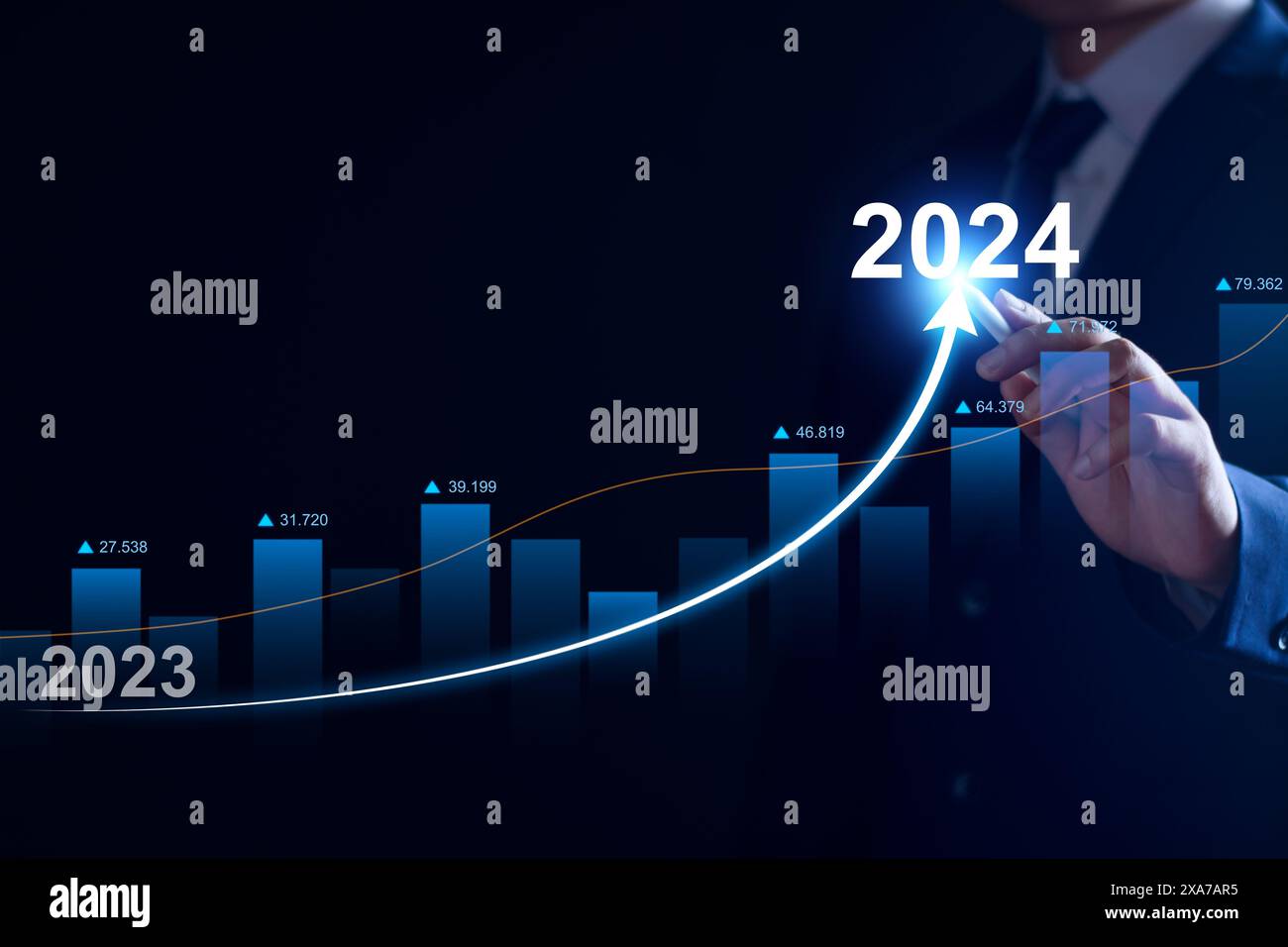 Analyse d'homme d'affaires rentabilité des entreprises actives avec des graphiques numériques de réalité augmentée, indicateurs positifs en 2024, l'homme d'affaires calcule f Banque D'Images