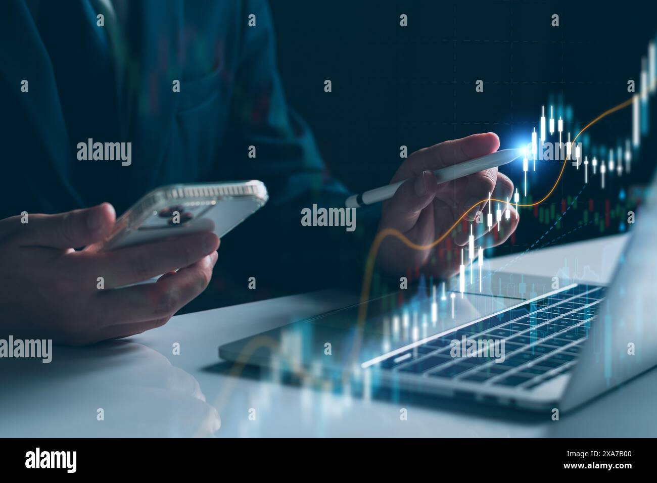 Analyse d'homme d'affaires rentabilité des entreprises actives avec des graphiques numériques de réalité augmentée, indicateurs positifs en 2024, l'homme d'affaires calcule f Banque D'Images