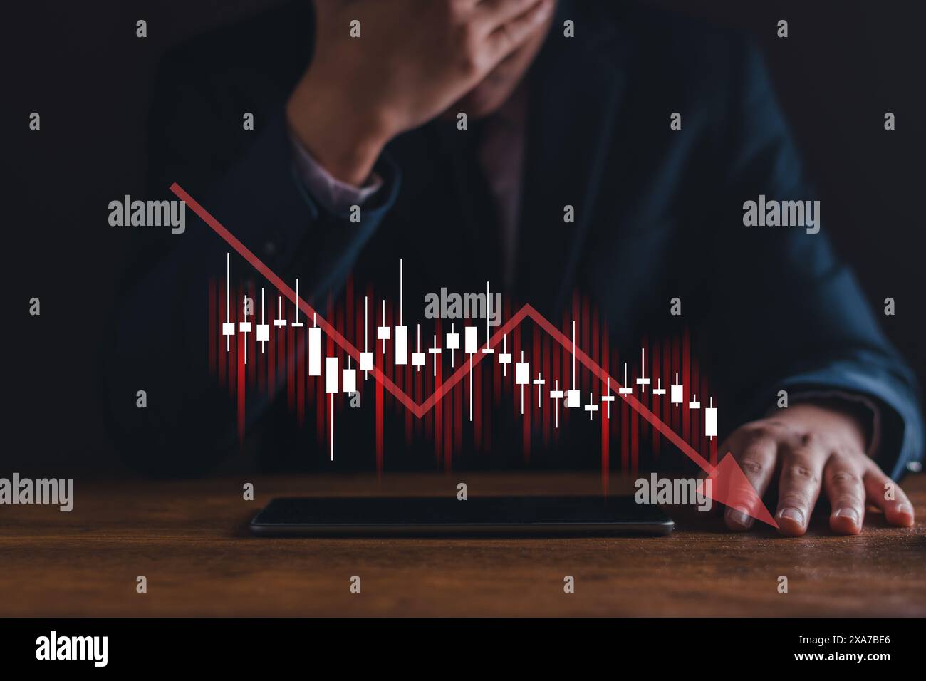 Concept de crise économique. Homme d'affaires montrent l'effondrement économique, la crise graphique baisse, les problèmes financiers, la récession, la dette, inflation, effondrement du marché, f Banque D'Images