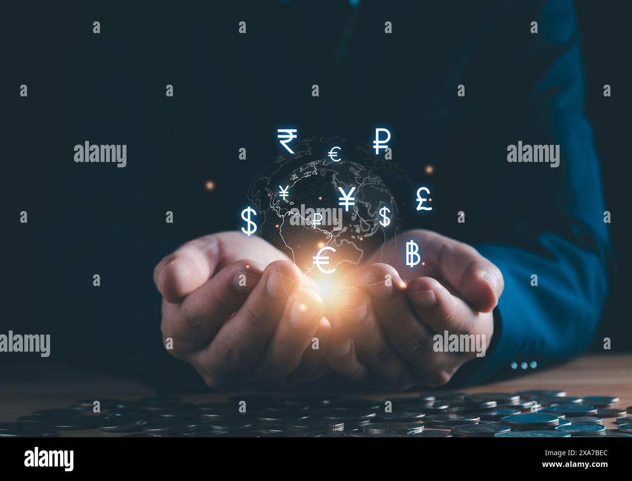 Change de devises et concept de transfert d'argent international. Main d'homme d'affaires tenant un échange de devises mondial virtuel, devises étrangères, international Banque D'Images