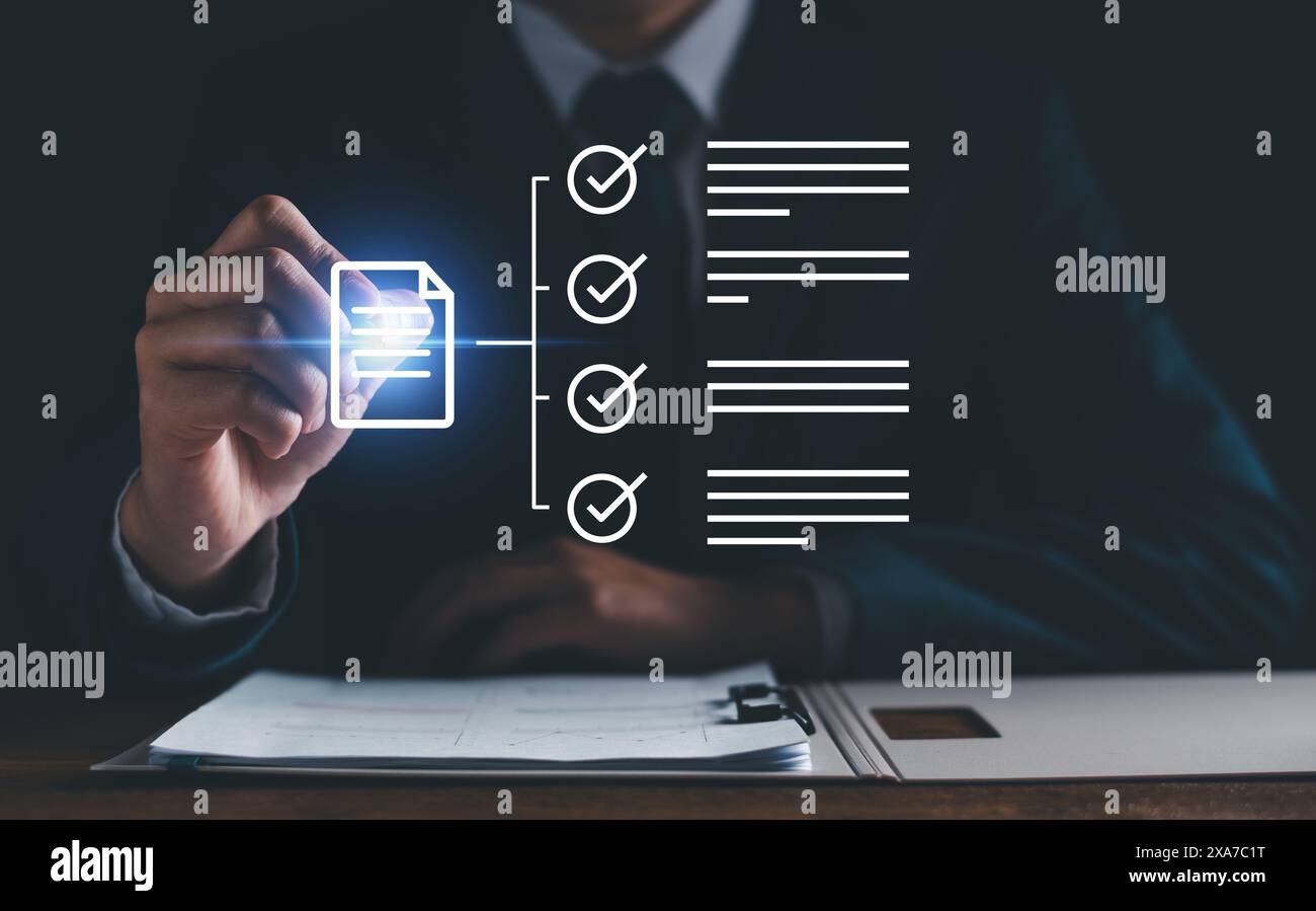 Concept de gestion de documents, homme d'affaires vérifier les documents électroniques, remplir l'enquête. Liste de contrôle de formulaire numérique sur écran virtuel gestion de documents Banque D'Images
