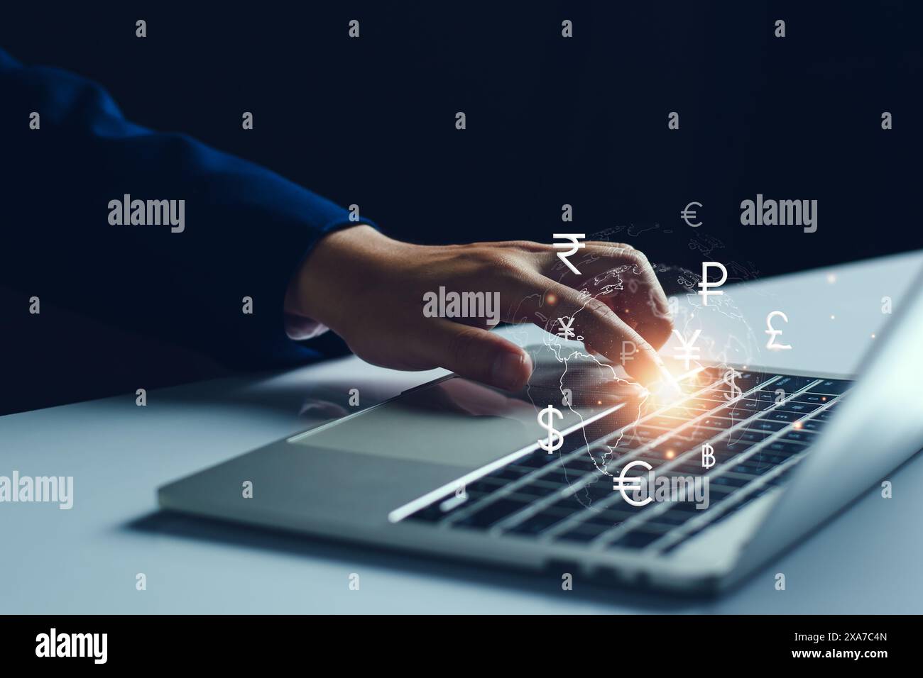 Change de devises et concept de transfert d'argent international. Main d'homme d'affaires tenant un échange de devises mondial virtuel, devises étrangères, international Banque D'Images