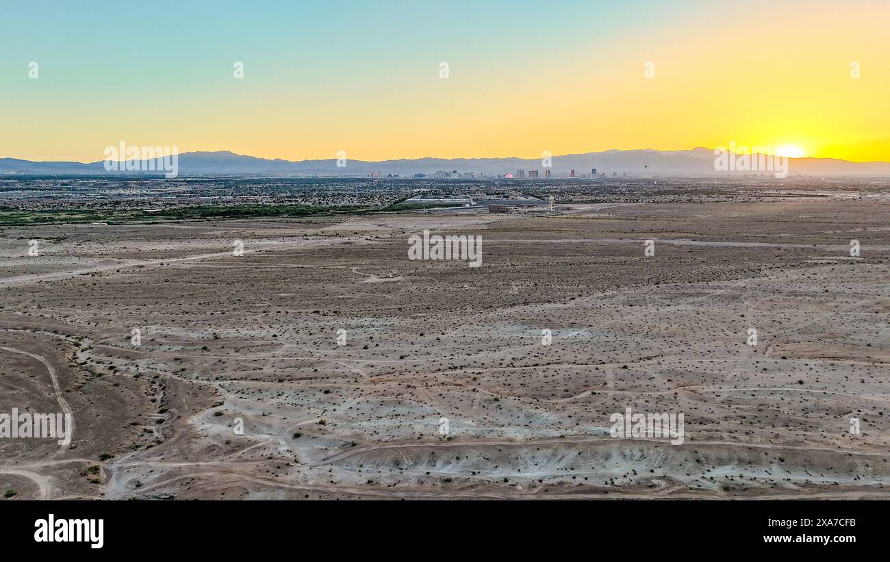 Montagnes désertiques sous un paysage de ciel doré Banque D'Images