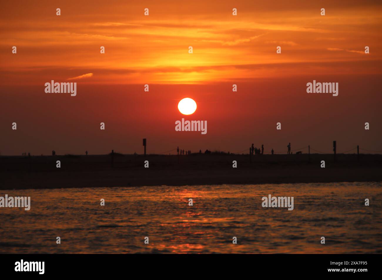 Le coucher de soleil orangé brillant sur la mer Banque D'Images