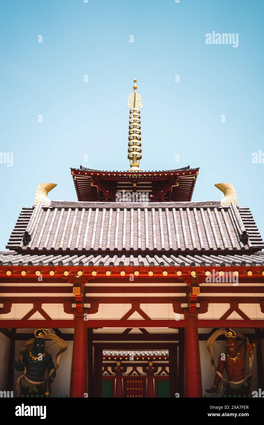 Une sculpture asiatique devant une structure orientale Banque D'Images