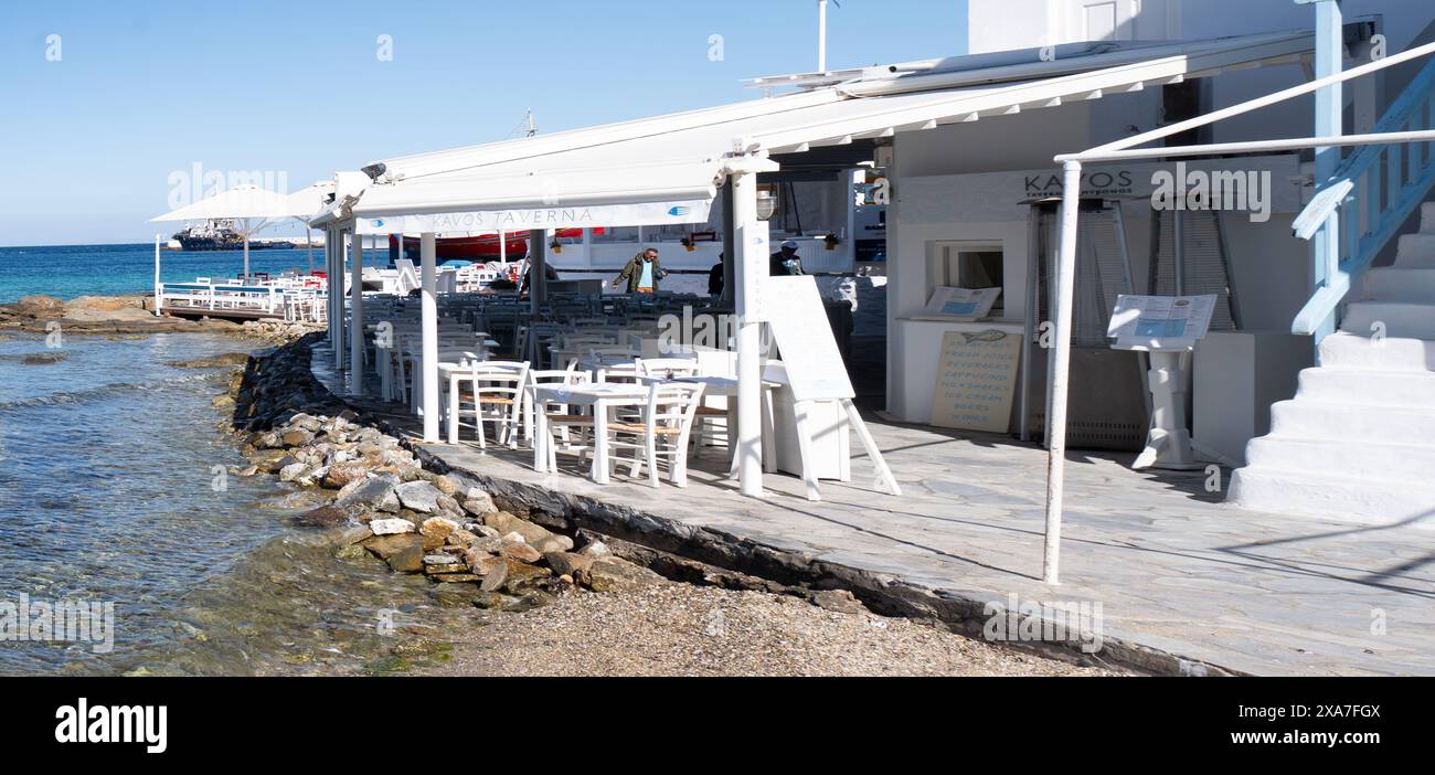 Restaurant en plein air près du front de mer, avec mobilier de jardin aménagé Banque D'Images