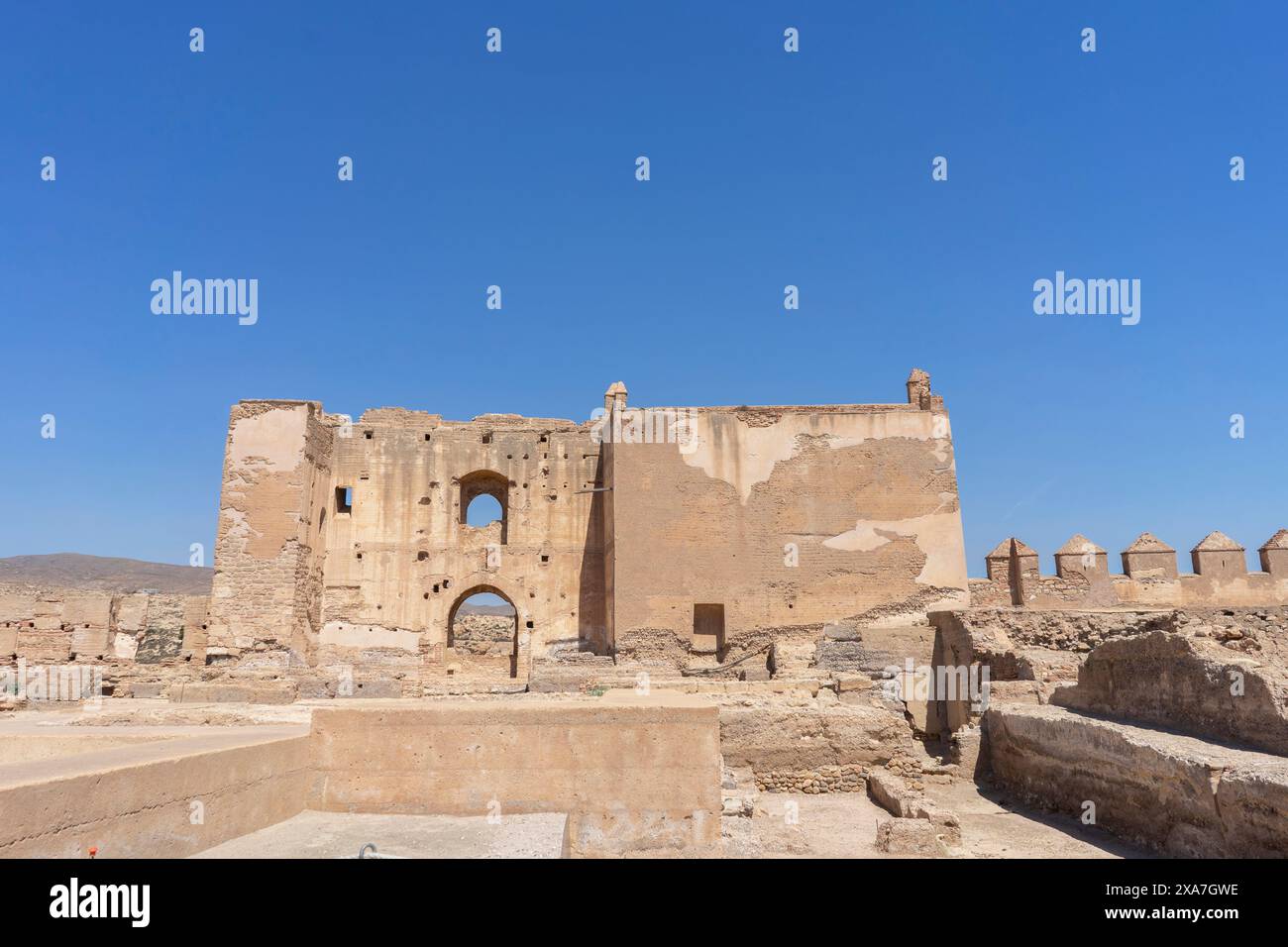 Fortifications de l'Alcazaba dans la ville d'Almeria sous la chaleur intense d'un été Banque D'Images