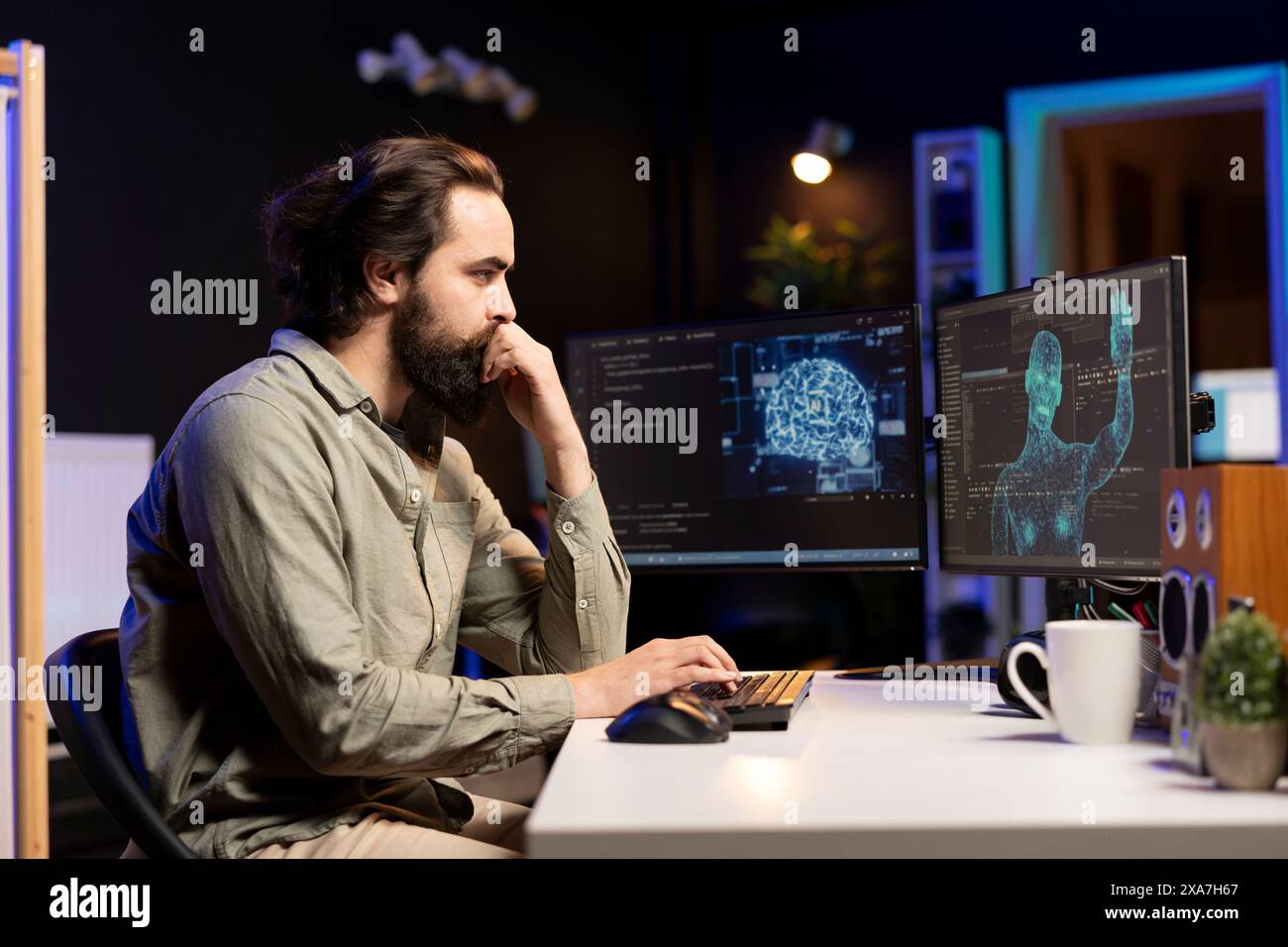 Sentient ai gagne la forme humanoïde à l'intérieur de l'ordinateur, agitant la main, saluant son créateur. Intelligence artificielle consciente saluant le programmeur après être devenu autonome et avoir atteint la singularité Banque D'Images