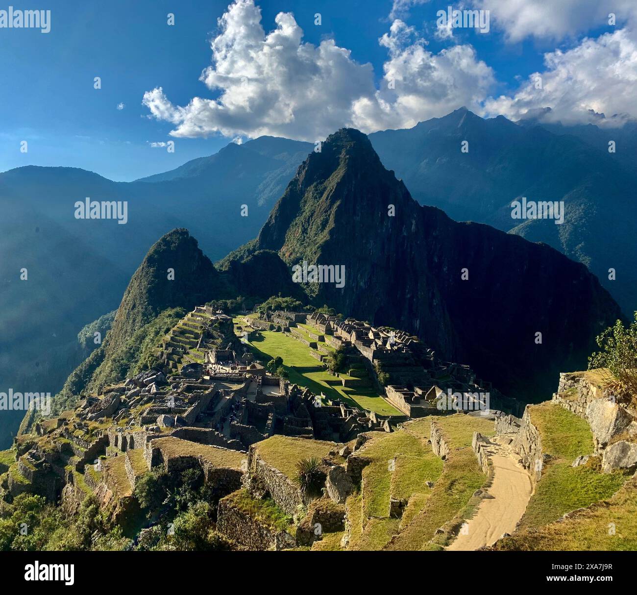 Un ancien Inca ruine sur fond de montagne Banque D'Images