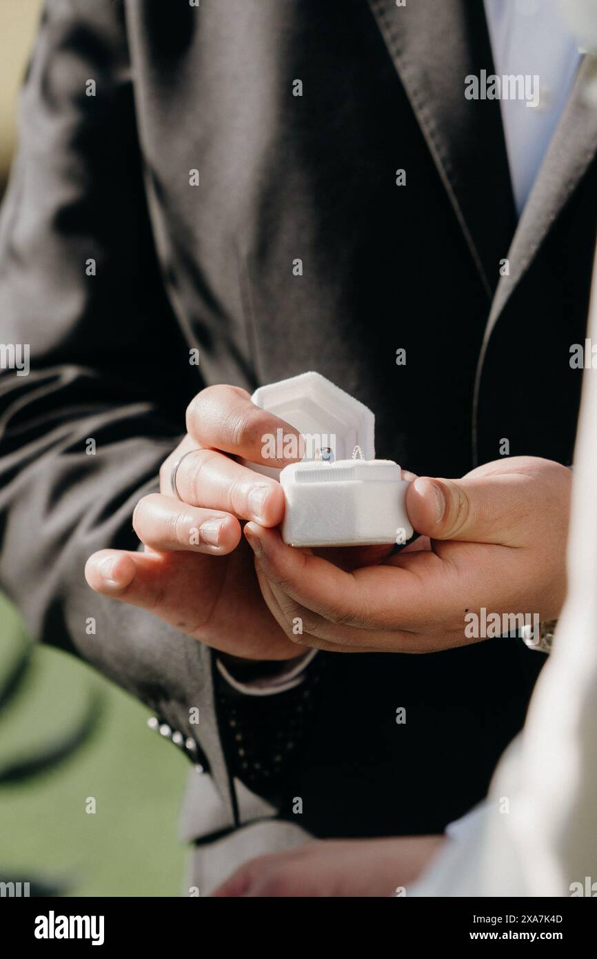 Main avec un anneau blanc sur un doigt Banque D'Images