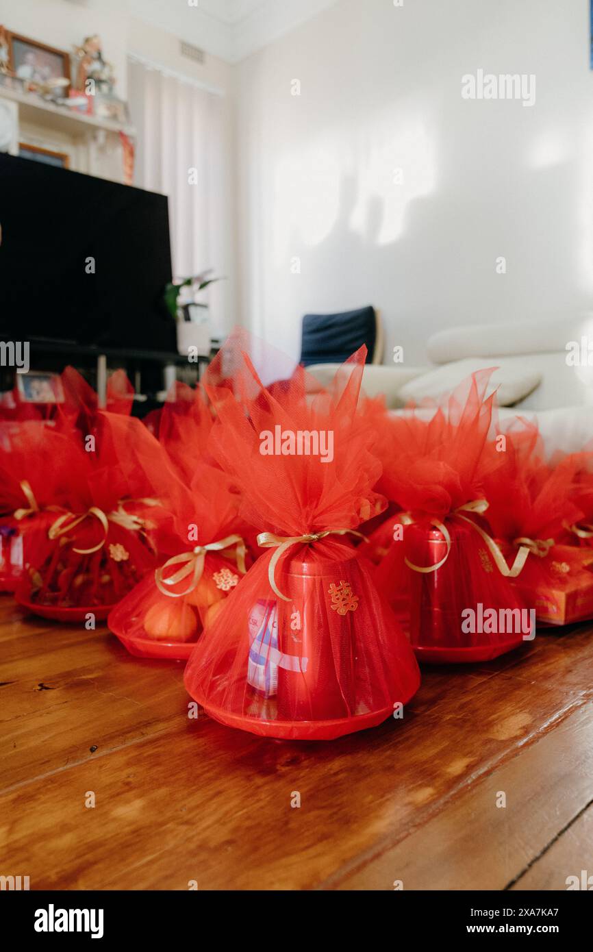 Nombreux noeuds rouges et décorations festives sur une table Banque D'Images