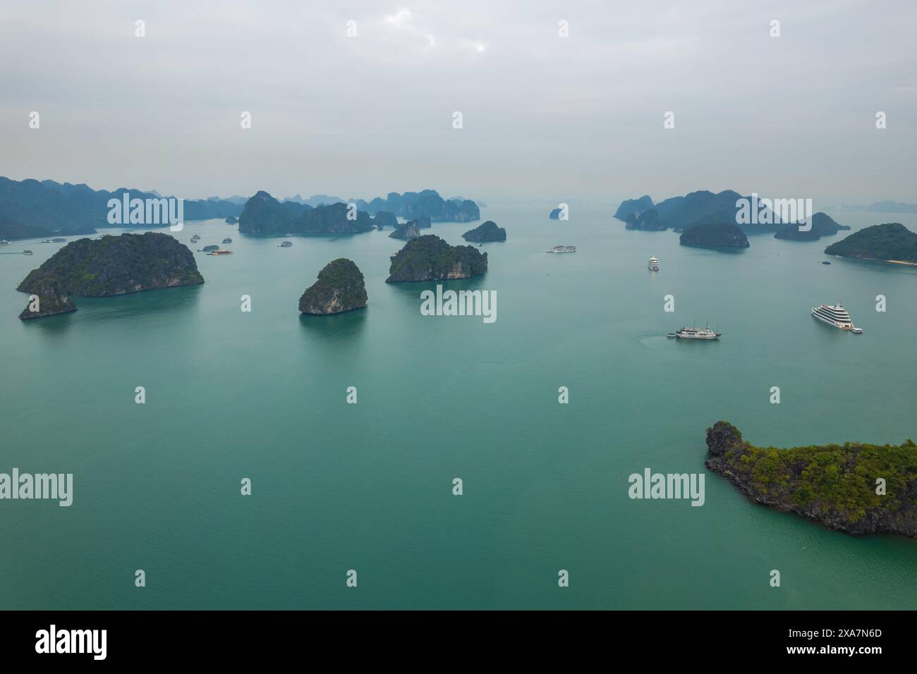 Beaucoup de navires près de petites îles dans l'eau Banque D'Images