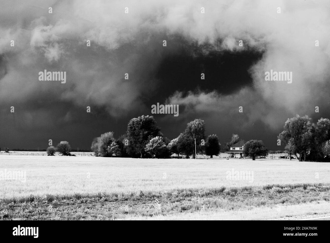 Nuages sombres roulant dans le ciel Banque D'Images