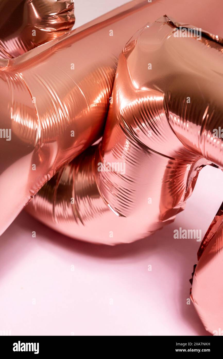 Ballons roses et en cuivre sur fond blanc avec texte en or rose Banque D'Images