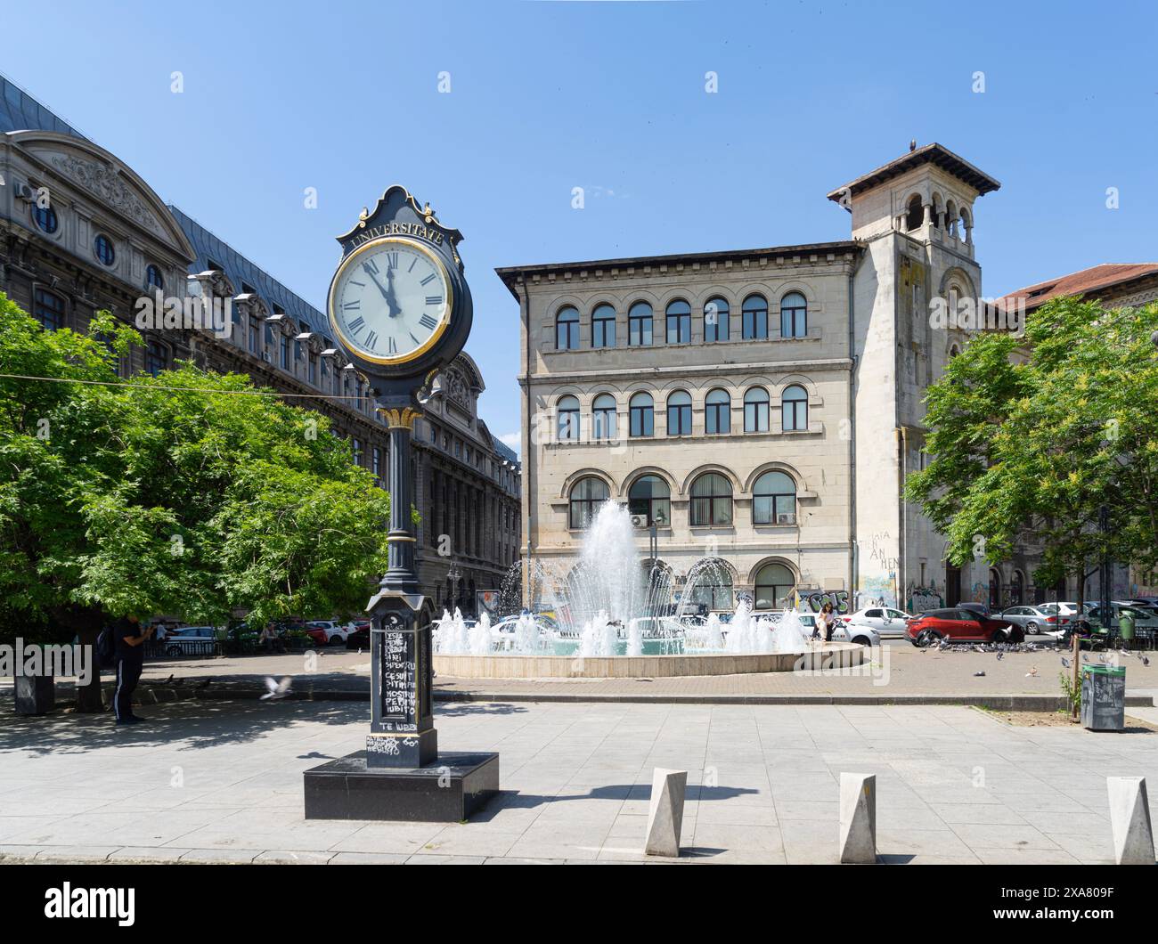 Bucarest, Roumanie. 25 mai 2024. vue panoramique sur la fontaine et la vieille horloge en 21 décembre 1989 place dans le centre-ville Banque D'Images