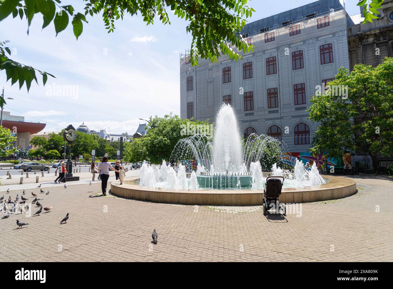 Bucarest, Roumanie. 25 mai 2024. vue panoramique sur la fontaine et la vieille horloge en 21 décembre 1989 place dans le centre-ville Banque D'Images