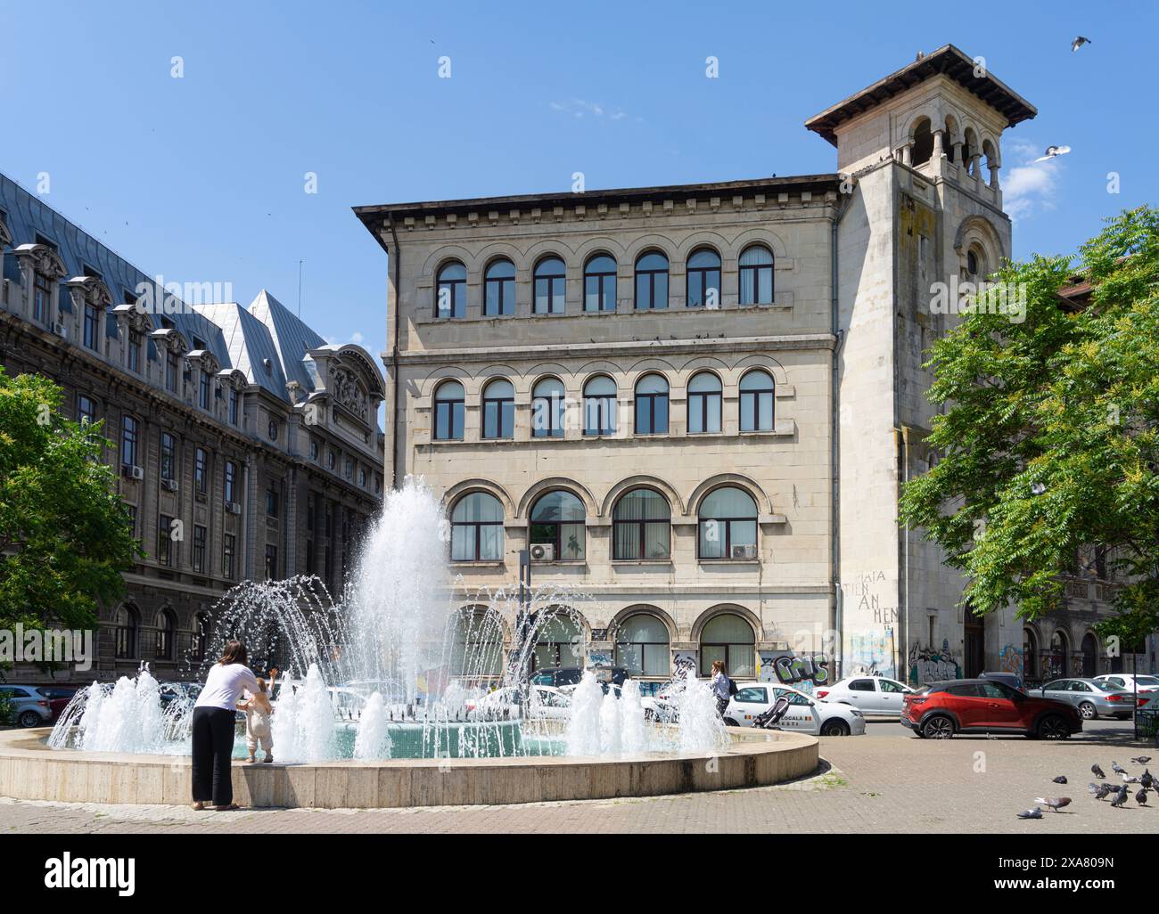 Bucarest, Roumanie. 25 mai 2024. vue panoramique sur la fontaine et la vieille horloge en 21 décembre 1989 place dans le centre-ville Banque D'Images