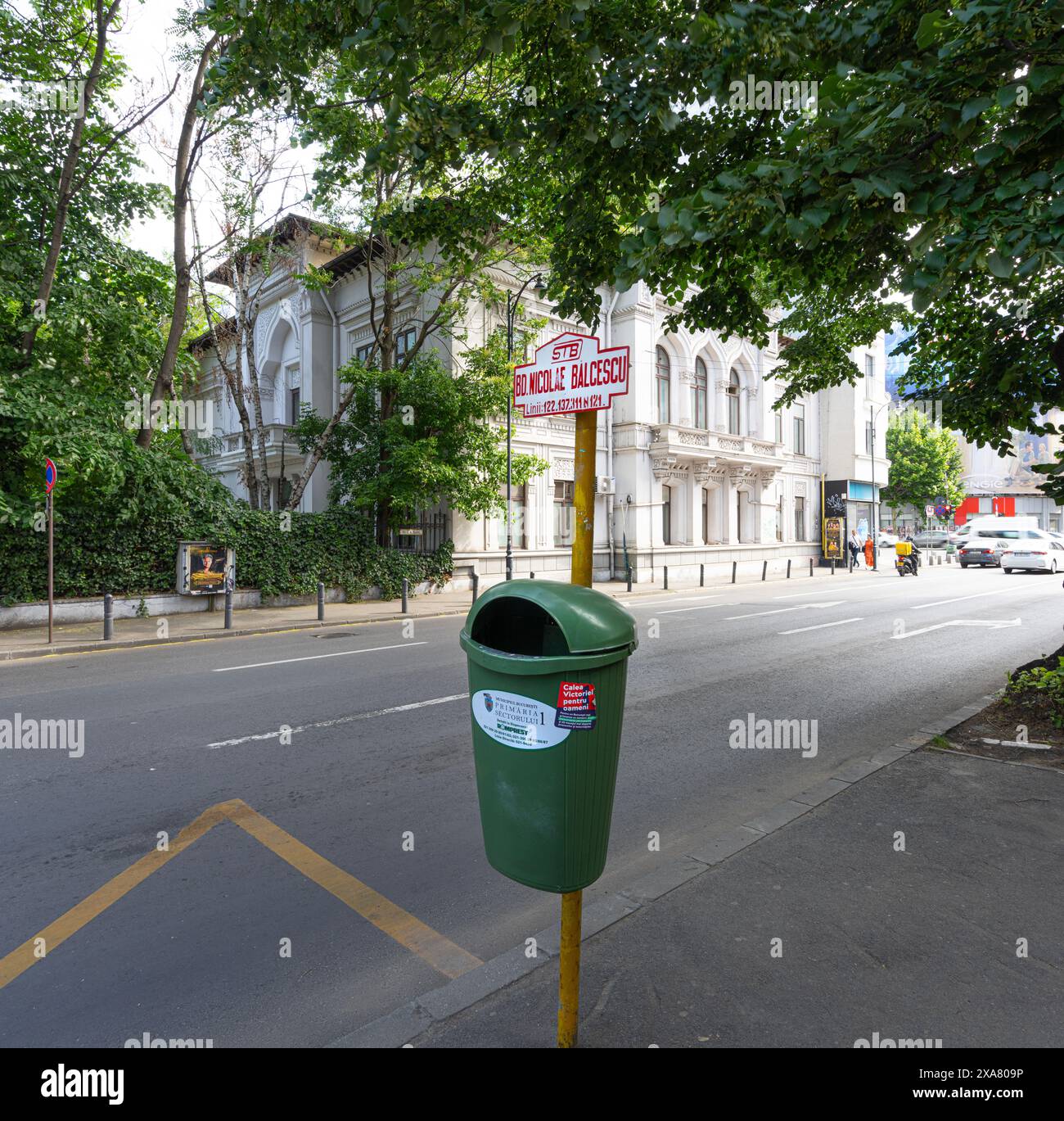 Bucarest, Roumanie. 25 mai 2024. une poubelle dans une rue du centre-ville Banque D'Images