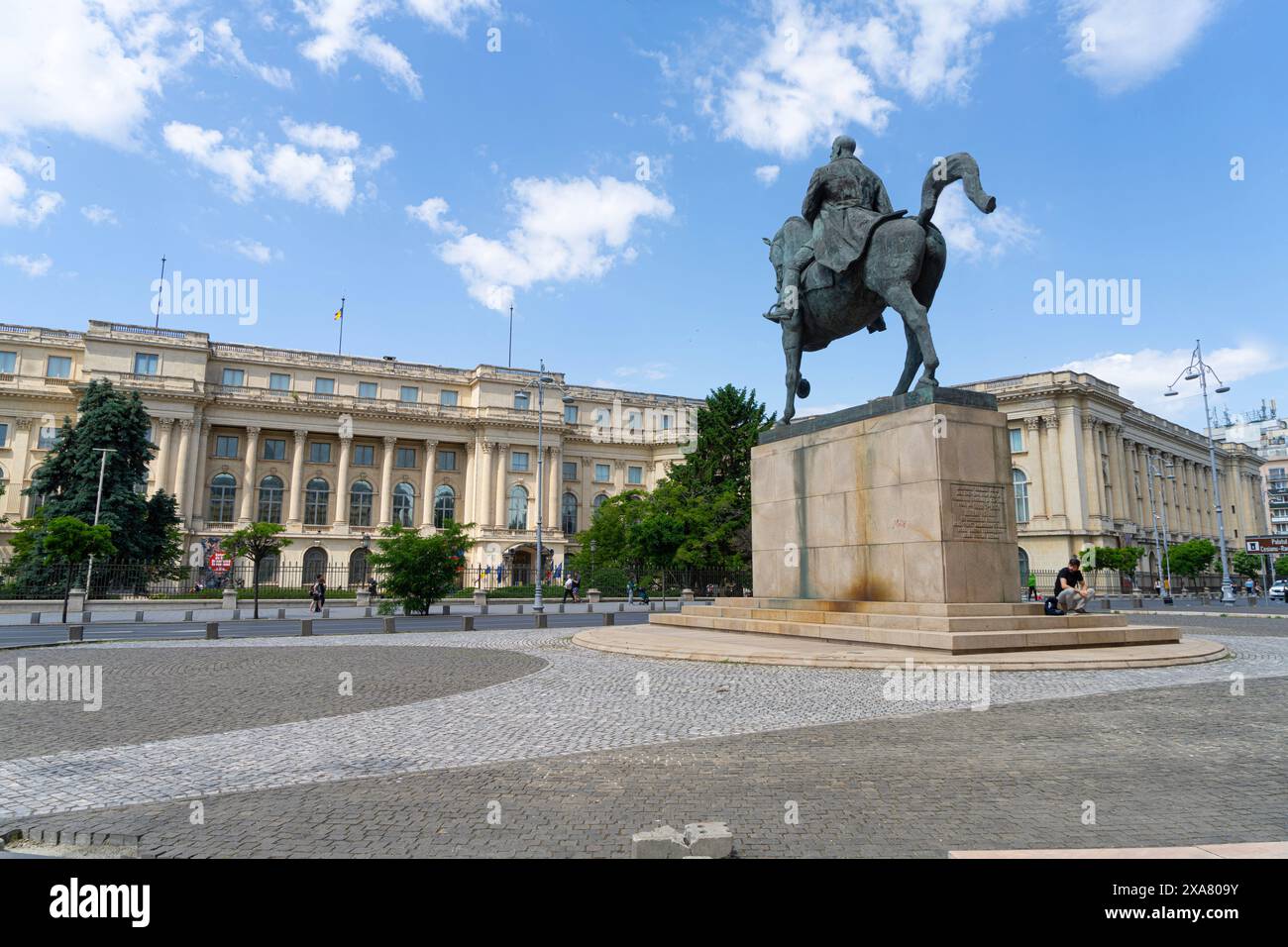 Bucarest, Roumanie. 25 mai 2024. La statue équestre de Charles Ier devant le musée national d'art roumain bâtiment dans le centre-ville Banque D'Images
