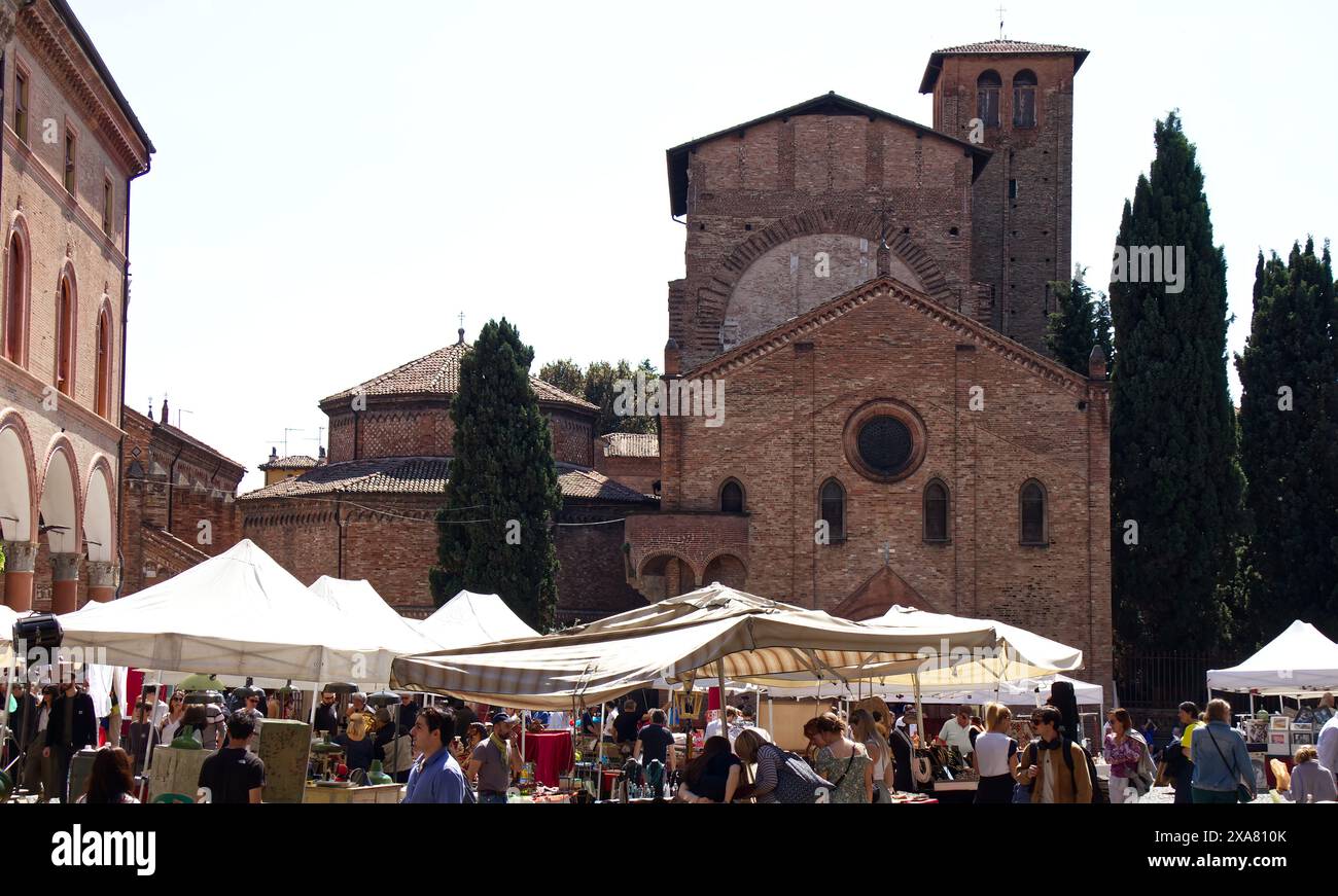 Marché de rue antique sur la place Santo Stefano. Bologne. Italie Banque D'Images