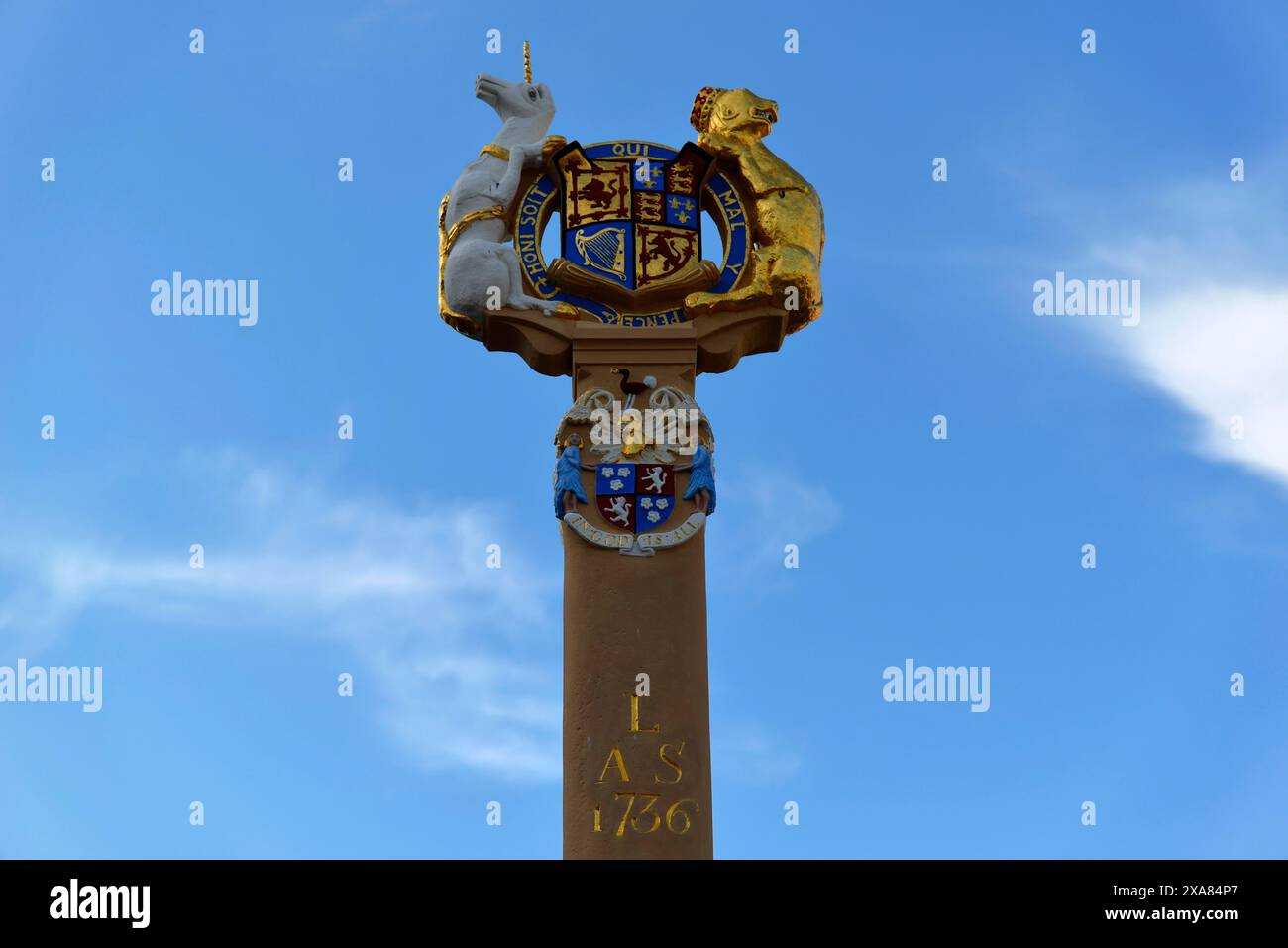 Fraserburgh, Aberdeenshire, Écosse, Grande-Bretagne, Europe, un pilier avec un blason doré et des emblèmes sur un ciel bleu, Écosse, unie Banque D'Images