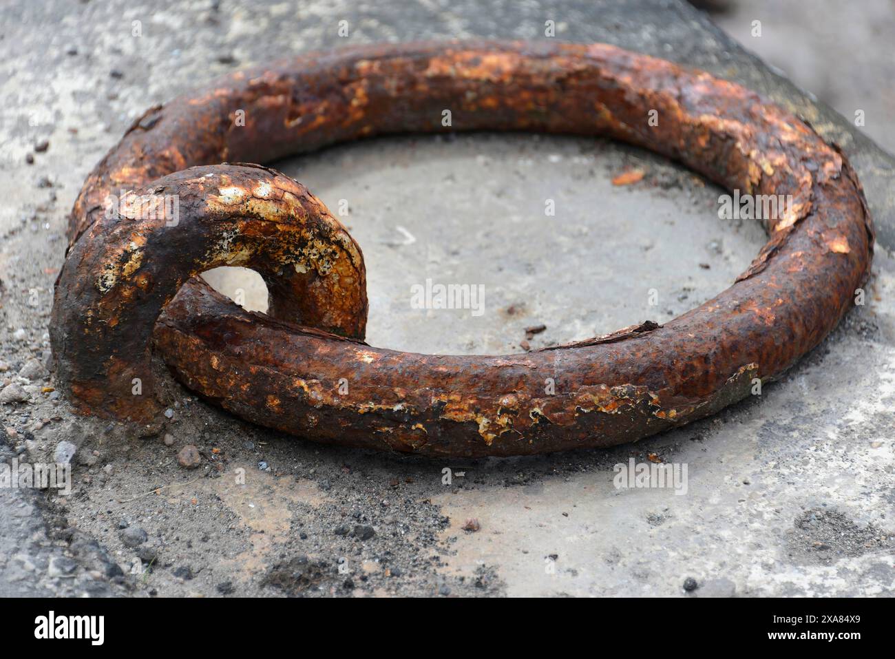 Portknockie, Bay Moray Firth, Écosse, Grande-Bretagne, Europe, anneau en métal rouillé sur surface en béton gris en gros plan, Écosse, Royaume-Uni Banque D'Images