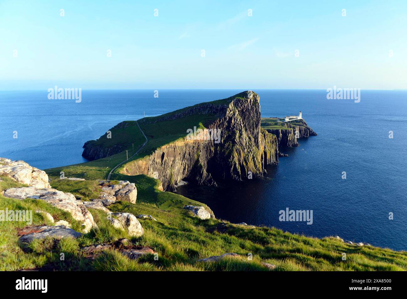 Neist point, île de Skye, Écosse, Grande-Bretagne, Europe, une falaise rocheuse avec une végétation verte s'étend dans la mer, Écosse, Royaume-Uni, Grande-Bretagne Banque D'Images