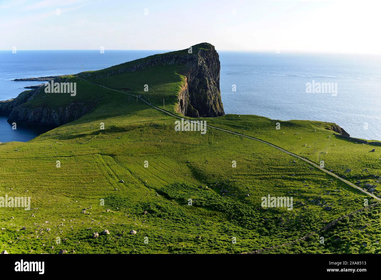 Neist point, île de Skye, Écosse, Grande-Bretagne, Europe, une falaise verte à couper le souffle s'étend dans la mer bleue, Écosse, Royaume-Uni, Great Banque D'Images