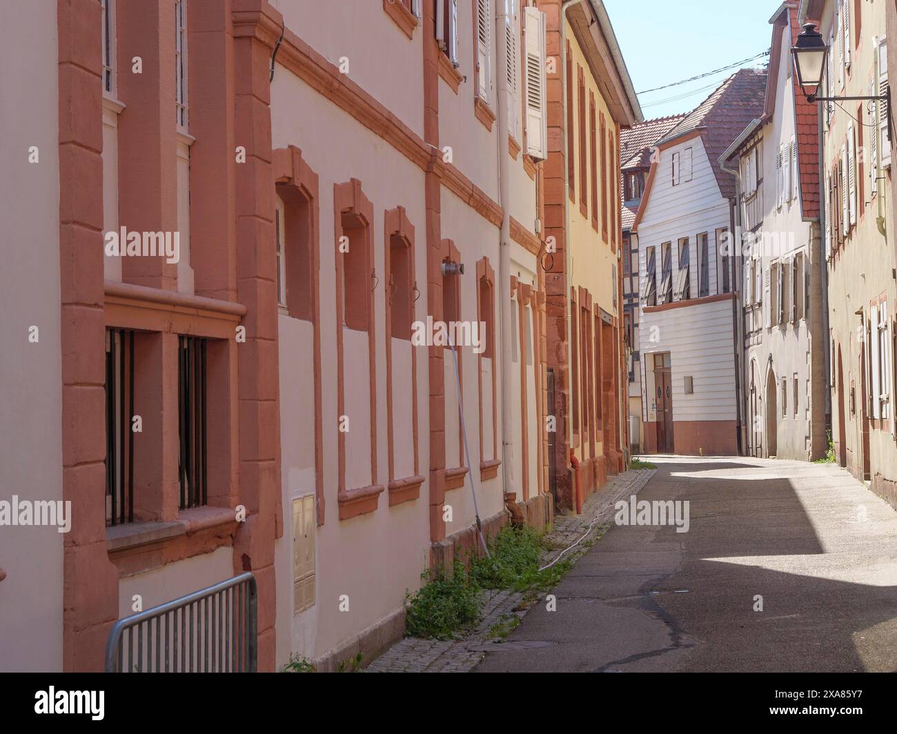 Rue étroite avec bâtiments historiques, fenêtres et portes, en partie à l'ombre, Wissembourg en Alsace Wissembourg, France Banque D'Images