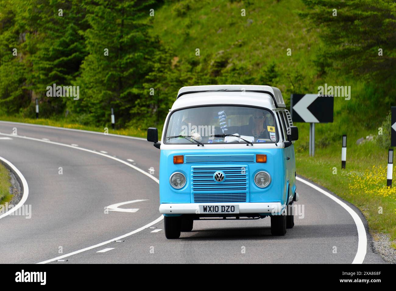 VW bus, île de Skye, île de Skye, Hébrides intérieures, Highlands et îles, Écosse, Royaume-Uni, Europe, monospace VW classique bleu conduisant sur un Banque D'Images