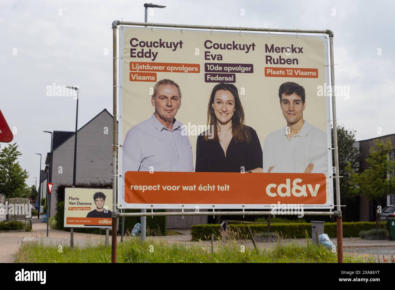 AALST, BELGIQUE, 4 JUIN 2024 : affiches politiques pour le CD et V un parti politique démocrate-chrétien flamand en Belgique. Parlementaire et européen E Banque D'Images