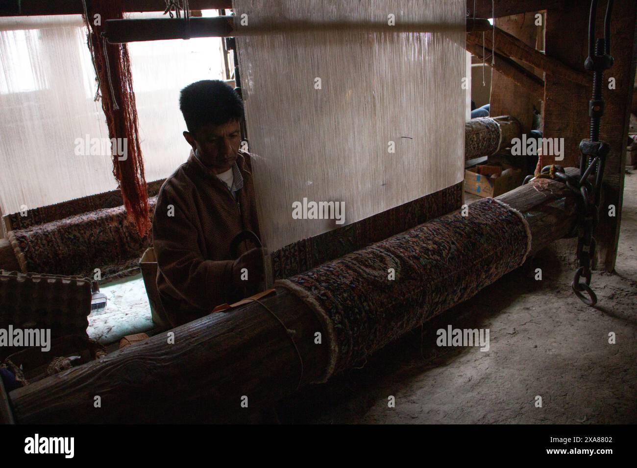 5 juin 2024, Srinagar, Jammu-et-Cachemire, Inde : un artisan cachemirien tisse un tapis traditionnel dans une usine de la vieille ville de Srinagar. L'histoire des tapis cachemiris remonte à Hazrat Mir Syed Ali Hamdani, un mystique soufi de Perse qui a introduit des artisans qualifiés et le tissage de tapis au Cachemire via la route de la soie. L'engin a culminé pendant le règne de Zain-al-Abidin, obtenant une reconnaissance mondiale. Traditionnellement, cet art se transmet de père en fils, préservant ses techniques complexes et ses designs luxueux. (Crédit image : © Adil Abass/ZUMA Press Wire) USAGE ÉDITORIAL SEULEMENT! Pas pour Commercia Banque D'Images