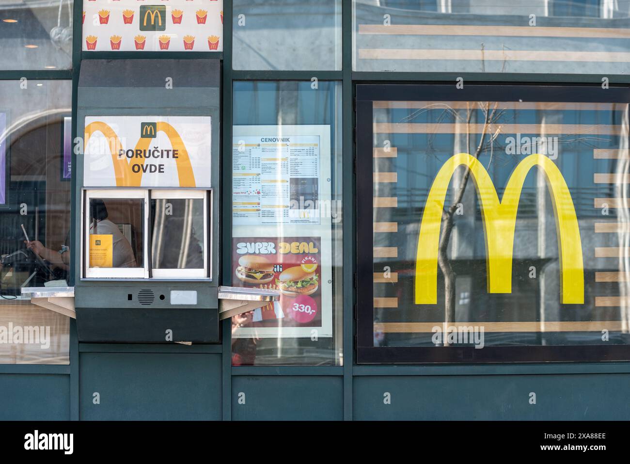 Extérieur d'un magasin de restauration rapide McDonald's à Belgrade, Serbie. Avril 2024. Banque D'Images